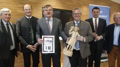 Bild: Hirsch
Vorsitzender Gerd Hampl (Dritter von links) überreichte Oberbürgermeister Andreas Feller eine geschnitzte Holzfigur des "Wastls", der Symbolfigur der Falkenauer. Mit dabei waren MdB Karl Holmeier, Heimatminister Albert Füracker, Landrat Thomas Ebeling und Festredner Johann Böhm (von links).