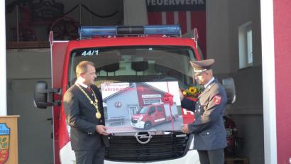 Bild: sl
Bürgermeister Anton Kappl überreicht an den Kommandanten Helmut Kellner ein Bild als Geschenk