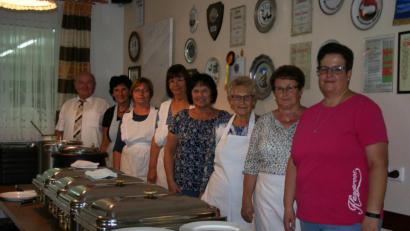 Bild: gpa
Das Küchenteam, bestehend aus (von rechts) Michaela und Sieglinde Danzer, Sybille Trassl, Ingrid Vogl, Annegret Franz, Brigitte Dromann und Vorsitzender Erwin Dromann, ist bereit, die vielen Gäste des "Frohsinn"-Familientags zu bewirten.