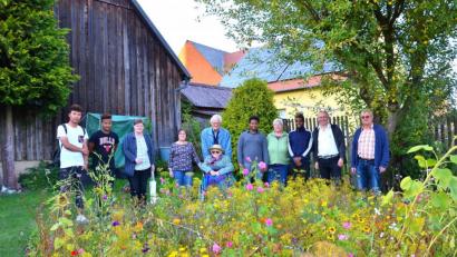 Bild: fjo
Eine alte Rasenfläche im Pfarrgarten von Pfarrer Georg Hartl (Fünfter von links) blüht durch neue Wildblumen durch eine Idee von Gertraud Nickl (Dritte von links) und Dr. Josef Nickl (Zweiter von rechts).