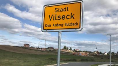 Bild: Stefanie Gradl
Das neu aufgestellte Ortsschild markiert den zum Eingang zum Ortsteil "WeidenStock".