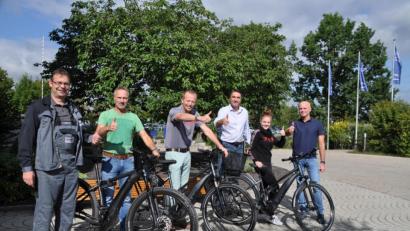 Bild: ak
Die Geschäftsführer Alexander Remes und Ralf Zander (Dritter und Vierter von links) übergaben die Fahrräder an die Mitarbeiter (von links) Holger Schmidt, Reinhold Lindner, Stefanie Krodel und Michael Häckl.