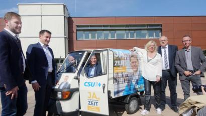 Bild: Wieder
Die Weidener CSU im Wahlkampf-Modus (von links): Fraktionschef Markus Bäumler, Kreisvorsitzender Stephan Gollwitzer, Manfred Weber und Benjamin Zeitler (in der APE) sowie stellvertretende Kreisvorsitzende Dagmar Nachtigall, Bürgermeister Lothar Höher und Ronny Kühnel.