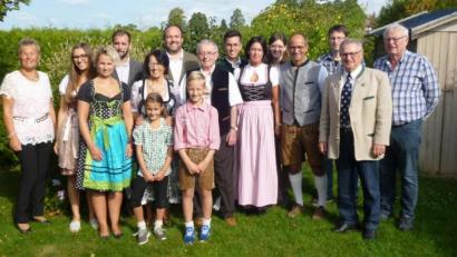Bild: wro
Karl Dotzauer (Bildmitte) feierte seinen 80. Geburtstag zusammen mit der Familie. Gekommen waren auch viele Freunde und - als Vertreter der Marktgemeinde Wiesau - Zweiter Bürgermeister Fritz Holm (Zweiter von rechts).