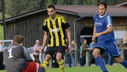 Bild: ham
Der Weidenthaler Torwart Peter Zenger klärt hier vor dem Schmidgadener Alexander Schmidl (blau). Der FC Schmidgaden siegte am Ende mit 3:2.