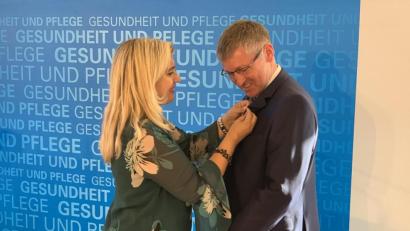 Bild: exb
Gesundheitsministerin Melanie Huml überreicht Franz Badura das Bundesverdienstkreuz.