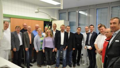 Bild: ak
Regionalleiter Christian Stadler (Fünfter von rechts) und Oberarzt Dr. Peter Heckrodt (links) erläuterten mit dem Fachpersonal den Freien Wählern um Hermann Schram (Zehnter von links) die Krankenhaus-Einrichtungen.