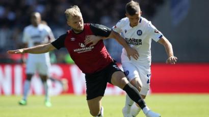 Bild: agentur_dpa
Viel Kampf, wenig Klasse: Nürnbergs Torschütze Johannes Geis (links) im Duell mit Marvin Wanitzek vom KSC.
