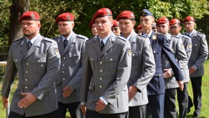 Bild: bö
Sie haben es gemeinsam geschafft - 13 Rekrutinnen und Rekruten legten ihr feierliches Gelöbnis in Schmidmühlen ab
