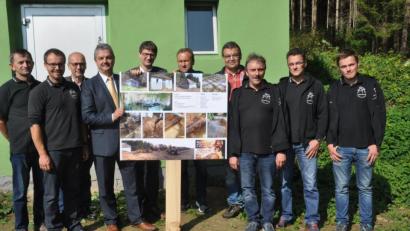 Bild: dob
Eine wahre Meisterleistung haben die Dorfbewohner von Altentreswitz mit der Sanierung des Wasserhäusls vollbracht. Am Sonntag kamen die Stadtvertreter mit Bürgermeister Andreas Wutzlhofer vorbei und staunten nicht schlecht. Der neue Ortssprecher Andreas Ogarek (Zweiter von links) dokumentierte die Arbeiten.