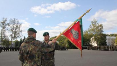 Bild: frd
Mit der symbolischen Rückgabe des Kompaniewimpels der zweiten Kompanie an Oberstleutnant Andreas Bleek gab der bisherig Kompaniechef Ingolf Strüdinger das Kommando ab.