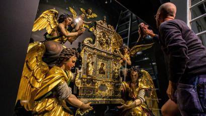 Bild: Armin Weigel/dpa
Der barocke Silberaltar aus dem Jahr 1629 mit dem sogenannten Freisinger Lukasbild wird in der Bayerischen Landesausstellung 2019/20 für die Eröffnung vorbereitet. Vom 27. September 2019 bis 8. März 2020 ist die Ausstellung mit dem Titel «100 Schätze aus 1000 Jahren» zu besichtigen.