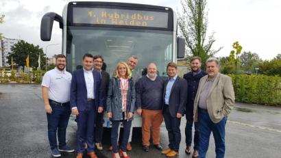 Bild: exb
Wies jun., CSU-Kreisvorsitzender Stephan Gollwitzer, Stadtrat Karlheinz Beer, Fraktionsbeirätin Maria Sponsel, Stadtrat Hans Jürgen Gmeiner, Geschäftsführer Wolfgang Wies, OB-Kandidat Benjamin Zeitler, CSU-Fraktionsvorsitzender Markus Bäumler und Stadtrat Hans Sperrer dürfen den ersten Hybridbus Weidens in Augenschein nehmen.