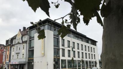 Bild: Gabi Schönberger
Die Niederlassung der Commerzbank in Weiden, in der Weigel-/Bahnhofstraße, führt insgesamt 21 Filialen in der Oberpfalz. Noch ist unklar, welche Auswirkungen das Strategieprogramm für die Commerzbanker in der Region hat.