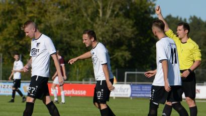 Bild: ham
Das war der erste Platzverweis gegen Maximilian Klebl (links). Damit nahm das Schwarzenfelder Unheil gegen Schirmitz seinen Lauf.