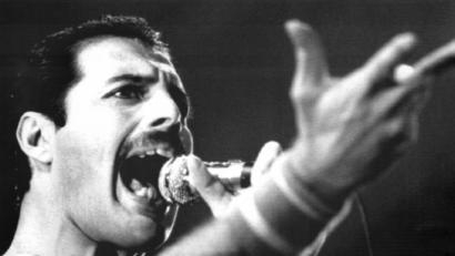 Bild: dpa
Der Leadsänger der britischen Rockgruppe "Queen", Freddie Mercury, bei einem Auftritt im September 1984.