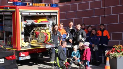 Bild: cog
Ein paar Jahre dauert es noch, dann können die beiden wissbegierigen Kinder in die Jugendfeuerwehr eintreten.