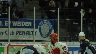 Bild: gb
Barry Noe zieht ab, doch der Versuch des Weidener Verteidigers bringt nichts ein. Die Blue Devils verloren am Sonntag auch das zweite Testspiel gegen den Deggendorfer SC mit 2:4.