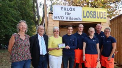 Bild: rha
Das HvO-Team freut sich über eine Zuwendung des Schnäppchen- und Flohmarktladens der Pfarrei Vilseck.Von links: Gabriele Wilfling, Friedrich Bosser und Veronika Pröls vom Schnäppchen- und Flohmarktladen, HvO-Vorsitzender Andreas Obermeier, Christian Kurz, Corina Kaiser, Franz Kurz und Romy Küllmer-Urbanczyk.