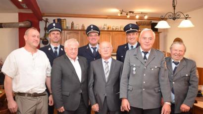 Bild: bnr
Im Kreise zahlreicher Gratulanten feierte Hermann Hartinger (Mitte) aus Pischdorf seinen 80. Geburtstag. Die Glückwünsche der Gemeinde überbrachte Bürgermeister Johann Wilhelm.