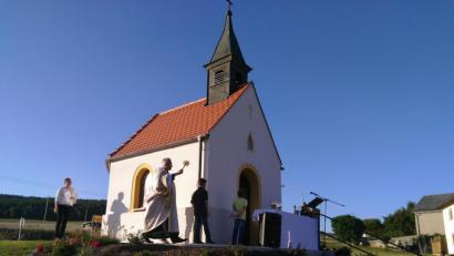 Bild: mma
Die neu renovierte Kapelle in Mülles wird von Diakon Gerstacker gesegnet.