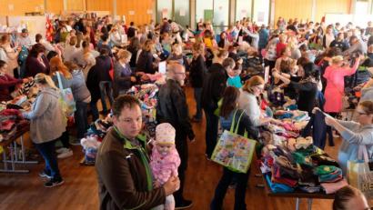Bild: le
Einem riesigen Kaufhaus gleicht der Fred-Lehner-Saal in der Mehrzweckhalle beim Herbst/Winter-Basar des Evangelischen Wichteltreffs mit der Kindertagesstätte "Unterm Regenbogen". Der Erfolg konnte sich sehen lassen.