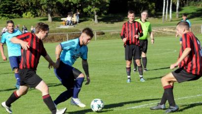 Bild: heh
Der TSV Konnersreuth verlor das Spitzenspiel der Kreisliga Süd gegen TuS Erkersreuth mit 0:2. In dieser Szene hat es Oliver Schicker (blaues Trikot) mit den beiden Gästespielern Eugen Bengs (links) und Ralf Dörr zu tun.