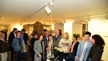 Bild: Winkler
Nach einer bewegenden Ausstellungseröffnung in der Michaelskirche geht es in der Galerie im Alten Schulhaus weiter. Dort präsentieren die FOS-Gestalter ihre Werke zum Thema „Paulusbrunn“.