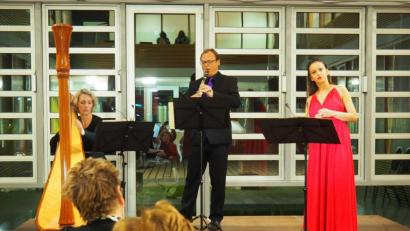 Bild: Franz Lahm
Bearbeitungen für (von rechts) Gesang (Juytyna Ilnicka), Klarinette (Gabor Lieli) und Harfe (Katharina Teufel-Lieli) begeisterten beim Kammermusikabend der Max-Reger-Tage im Bayernwerk Netz Weiden.