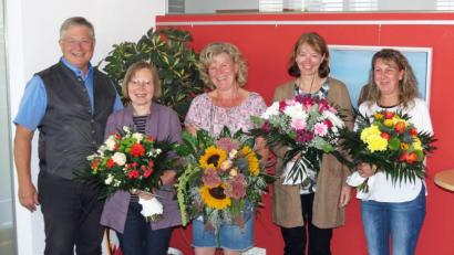 Bild: Dobmeier
Die Steuerkanzlei TK Kummert ehrte langjährige Mitarbeiter und Chef Anton Kummert (links) überreicht (von links) Annemarie Bock, Christine Heimerl, Claudia Vodermeier und Sabine Ziegler Blumen und Aufmerksamkeiten.