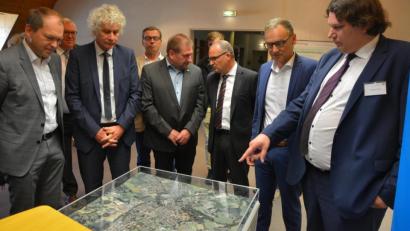 Bild: jr
Die Stadt Waldsassen im Kleinformat konnten die Besucher bestaunen. Außenstellenleiter Matthias Koller (rechts) gab dazu Erklärungen.