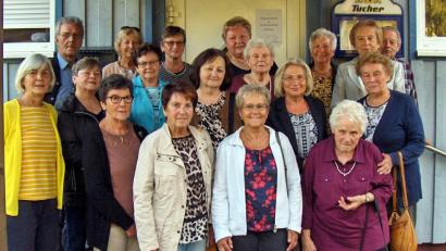 Bild: R. Kreuzer
Die geehrten Gründungsmitglieder feiern mit den Ehrengästen.