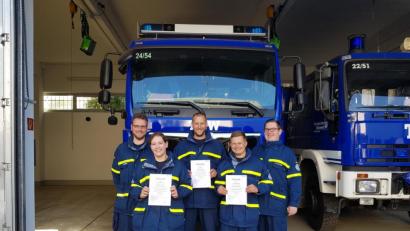 Bild: THW Weiden/Falco Bauer
Stellvertretender Ortsbeauftragter Thomas Schiller (links) und Ortsbeauftragter Andreas Duschner (rechts) gratulieren Tanja Reisinger, Oliver Kindl und Thilo Braunreiter zur bestandenen
Prüfung. Ab sofort dürfen die drei neuen Einsatzkräfte mit ausrücken.