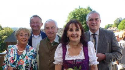 Bild: Völkl
Stellvertretende Bürgermeisterin Johanna Mertins konnte zu ihrem 70. Geburtstag im „Landhaus“ viele gute Wünsche entgegen nehmen. Bürgermeister Richard Tischler, Altbürgermeister Albert Maier, der Clubmaster des Lions-Clubs Oberpfälzer Wald, Walter Brey, und die CSU-Ortsvorsitzende Gisela Hösl gratulierten der vielseitig engagierten Jubilarin.