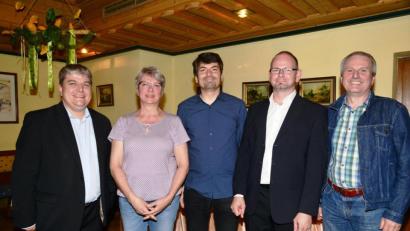 Bild: bey
Grünen-Bezirksvorsitzender MdB Stefan Schmidt (links) und Zweiter Kreissprecher Klaus Bergmann (rechts) gratulieren der ersten Vorstandschaft des Grünen-Ortsverbandes Parkstein mit Vorsitzender Sonja Reichold, 2. Vorsitzenden Harald Neumann und Kassier Martin Völkl (von links) zur Wahl.