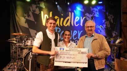 Bild: fvo
Die beiden Vorsitzenden der KLJB Waldthurn Julian Steiner (links) und Hannah-Sophia Hornstein überreichen 1000 Euro an den Vorsitzenden der Kinderkrebshilfe, Herbert Putzer.