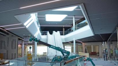 Bild: Gabi Schönberger
Der Blick ins Atrium beeindruckt. Glastafeln stehen für den weiteren Innenausbau bereit. Die Rolltreppen sind zum Schutz eingepackt.