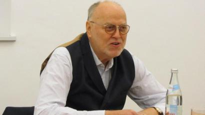 Bild: aks
Ein engagierter Fürsprecher für ein Umdenken bei Jagd und Forstwirtschaft ist Wilhelm Bode. Bei seiner der Lesung im Literaturhaus Oberpfalz räumte er auf mit Jagdromantik und Trophäenstolz.