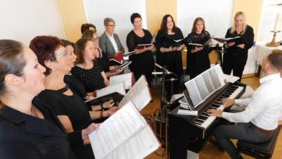 Bild: hai
Mit dem evangelischen Posaunenchor gestaltete ein Projektchor der evangelischen Gemeinde unter Dominik Fick (rechts) den feierlichen Gottesdienst musikalisch.