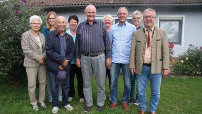 Bild: wro
80. Geburtstag hatte Anton Engelmann (Fünfter von links), der nach Kornthan eingeladen hatte, um das Fest zusammen mit seiner Familie, seinen Freunden und Bürgermeister Toni Dutz (rechts) zu feiern.