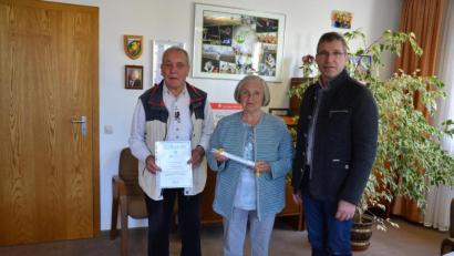 Bild: gi
Ursel und Dieter Friemel aus Dortmund wurden für den 55. Aufenthalt in Moosbach von Bürgermeister Hermann Ach geehrt und danke gesagt für all die vielen Urlaubsjahre in Moosbach.