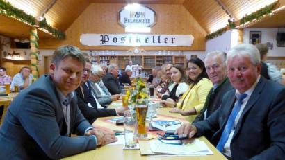 Bild: fsb
Gut besucht ist die als „Biergartengespräch“ gedachte Versammlung im Postkellersaal mit OB-Kandidat Zeitler (links), zu der CSU-Ortsverbandsvorsitzender Hans Forster (rechts) geladen hat.