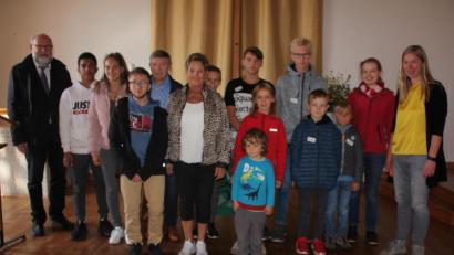 Bild: kro
Dieser Workshop mit Pfarrrer Martin Schlenk und Annette Spreitzer ging auf "Abenteuertour" und besuchte göttliche Orte in Waldsassen.