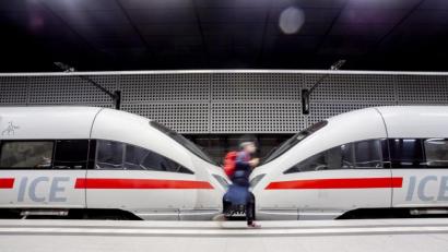 Archivbild: Christoph Soeder/dpa
Ein Mann läuft an einem ICE entlang.