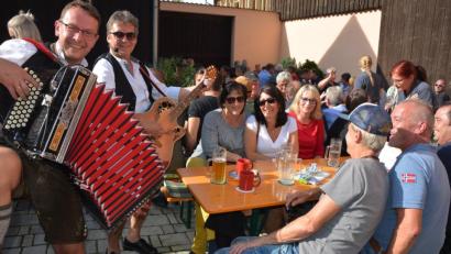 Bild: jr
Die Musiker Reiner Artmann (links) und Horst Scholz begeisterten mit heiteren Lieder die Gäste bei Zoigl Oppl.