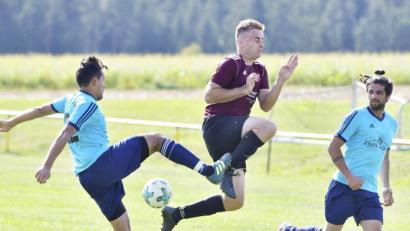 Bild: Ziegler
Der Großalbershofer Innenverteidiger David Mora Barth (links) geht mit gestrecktem Bein in den Zweikampf mit dem Ursensollener Führungstorschützen zum 1:0, Michael Landshammer (Mitte) in den Zweikampf, beobachtet von Rechtsverteidiger Dennis Fotiadis (rechts hinten).