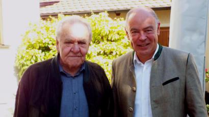 Bild: e
Jubilar Josef Donhauser (links) mit Gratulant und Bürgermeister Roland Strehl.