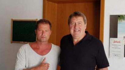 Bild: exb/Birgit Kroner
Erinnerungsfoto mit dem Stargast: Betreiber Josef Schauer (rechts) hat sich gefreut, dass Til Schweiger das "Fitness Corner" zum Training ausgewählt hat.