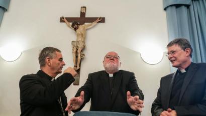 Bild: Frank Rumpenhorst/dpa 
Der Apostolische Nuntius in Deutschland, Erzbischof Nikola Eterovic (von links), der Vorsitzende der Deutschen Bischofskonferenz Kardinal Reinhard Marx und Kardinal Rainer Maria Woelki unterhalten sich zu Beginn der Herbstvollversammlung in Fulda.