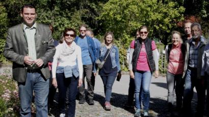 Bild: Hirsch
Landrat Thomas Ebeling (links) und Geschäftsführerin Verena Danner (Mitte) führten am Sonntag die Wanderung rund um die Brucker Sandoase an. Es war der Auftakt der diesjährigen Wanderwoche des Zweckverbandes Oberpfälzer Seenland.